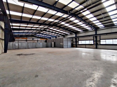 Hala confectii metalice cu pod rulant si platforma betonata. 